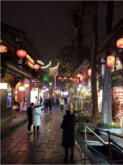 京辉老街吃瓜,热闹吃瓜，探寻老街美食风情